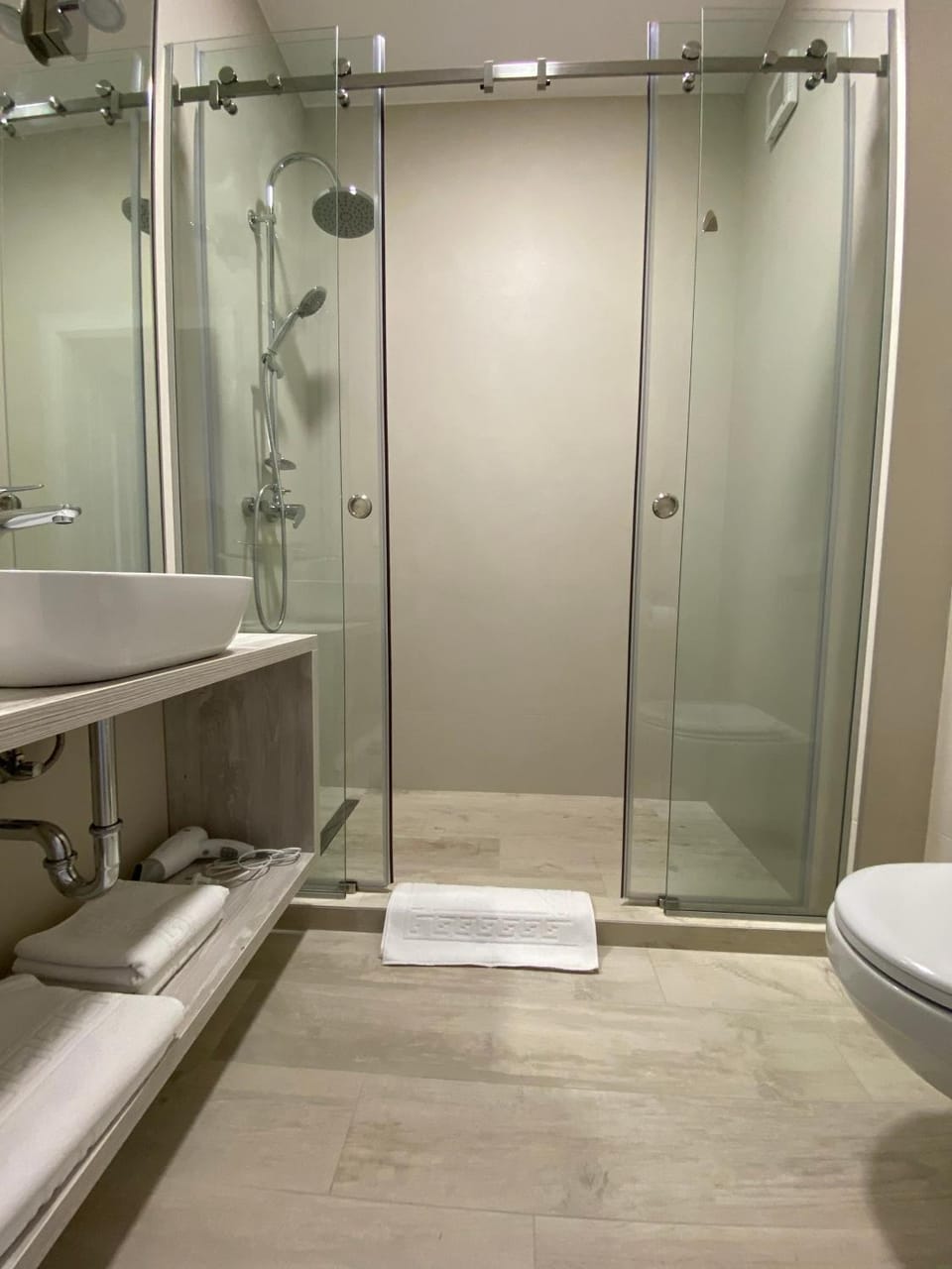 Shower, Toilet, Bathroom, towels