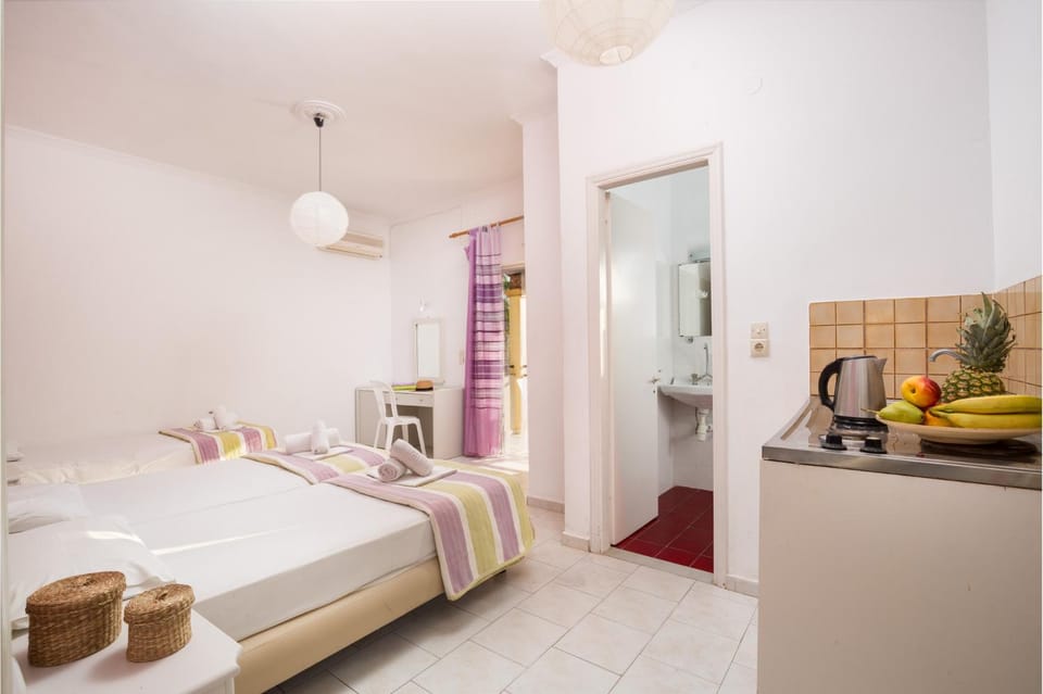 Bed, Kitchen or kitchenette, Photo of the whole room, Bedroom, towels