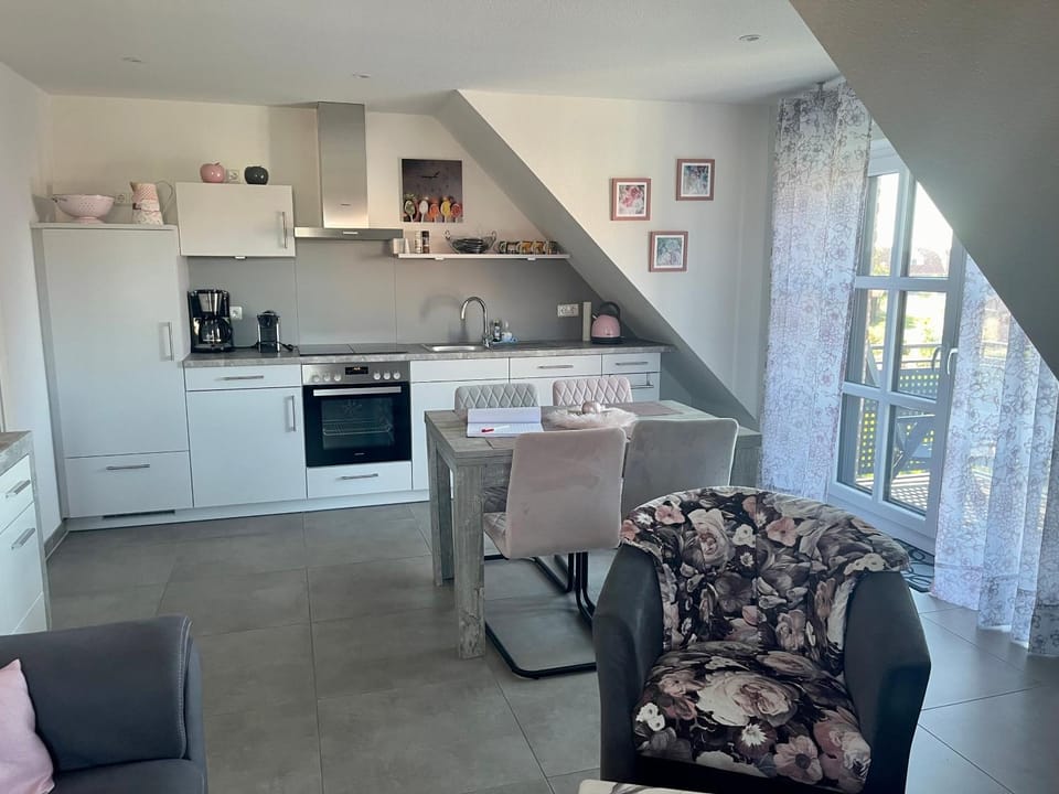 Coffee/tea facilities, Kitchen or kitchenette, Seating area, Dining area, dishwasher, stove, toaster
