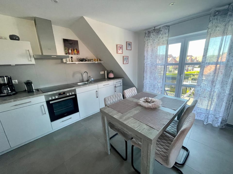 Kitchen or kitchenette, Dining area, dishwasher, minibar, stove, toaster