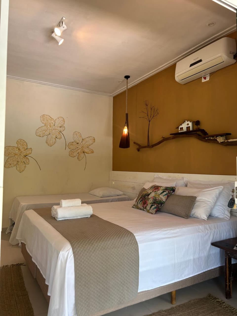 Aruana Suites com Cafe da manha,Piscina, Reserva Natural da Sapiranga 5km da Vila de Praia do Forte Bed and Breakfast in State of Bahia