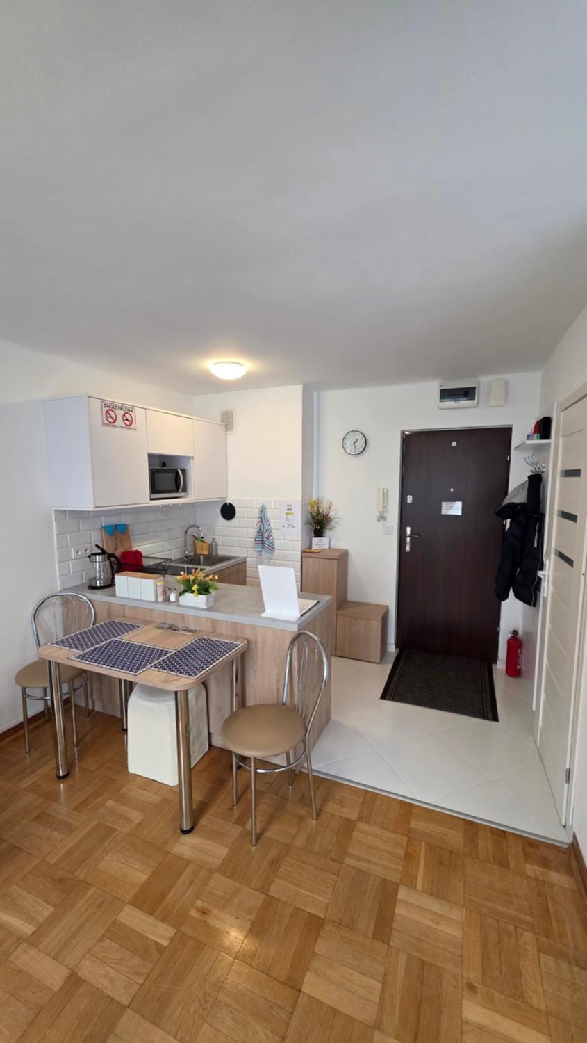 Kitchen or kitchenette, Dining area, microwave