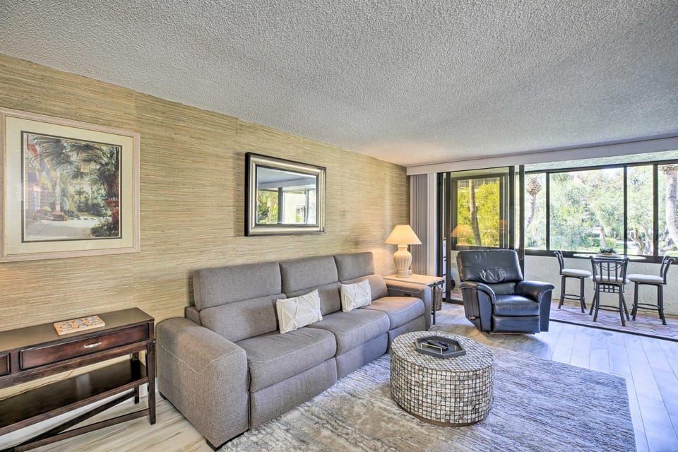 Sunny Siesta Key Condo w/ Beach Access + Pool! House in Siesta Beach