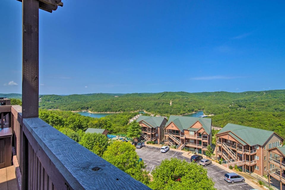Luxe Mtn-View Condo in Branson with Hot Tub Access! Apartment in Indian Point