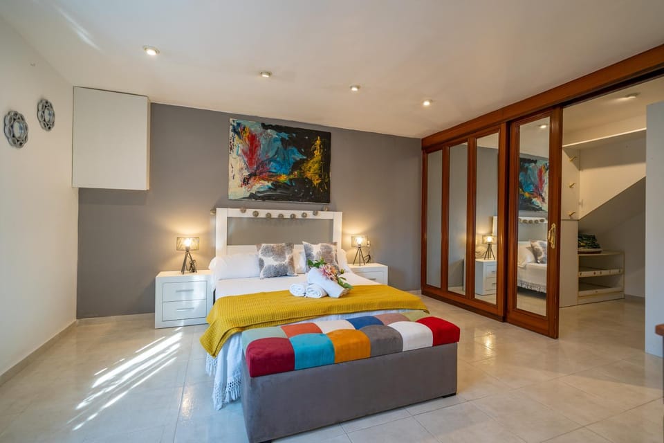 Bed, Photo of the whole room, Bedroom, towels