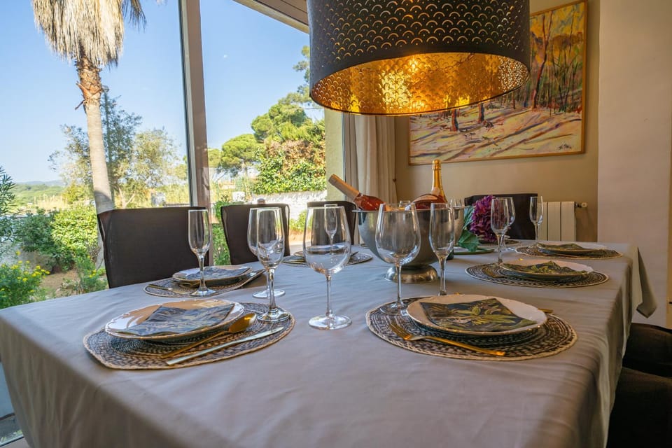 Food and drinks, Dining area, Alcoholic drinks