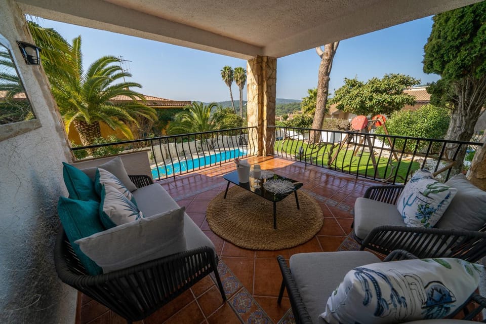 Patio, Day, Natural landscape, Garden, Garden, View (from property/room), Balcony/Terrace, Living room, Garden view, Pool view, Swimming pool, sunbed