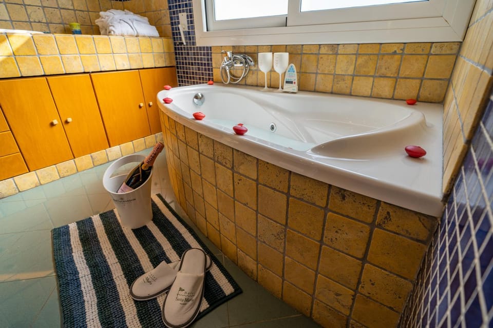 Hot Tub, Hot Tub, Bathroom, Bath, towels