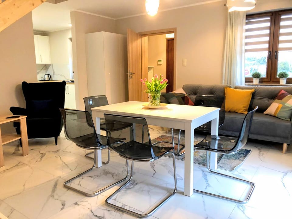 Nightclub / DJ, Living room, Lounge or bar, Seating area, Dining area