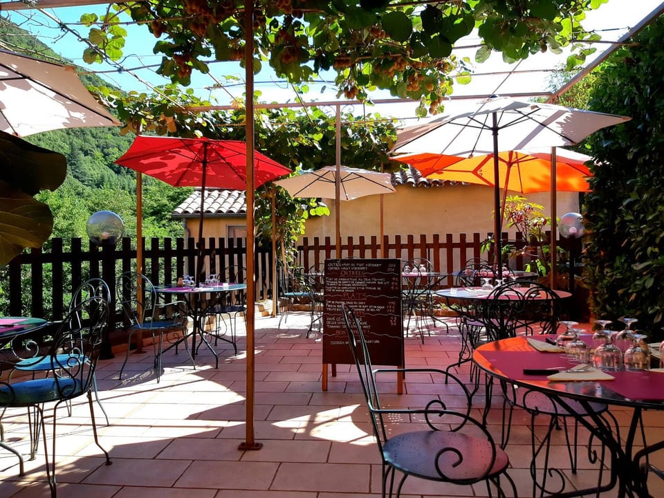Restaurant/places to eat, Restaurant/places to eat, Balcony/Terrace, Balcony/Terrace, Mountain view, River view, Lunch, Dinner