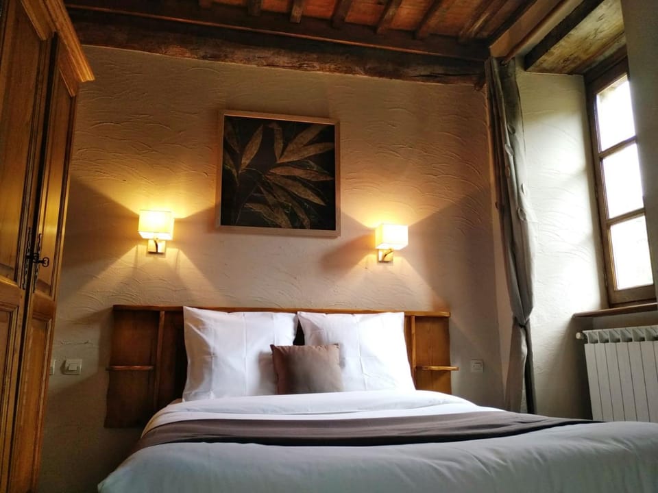 Restaurant/places to eat, Bed, Bedroom, Mountain view, River view, internet