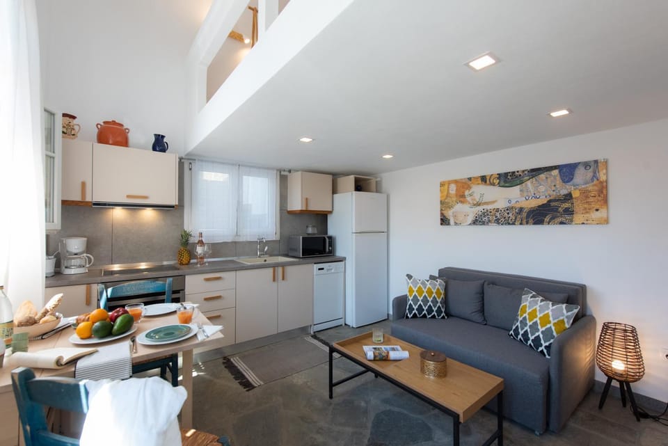 Kitchen or kitchenette, Seating area, Dining area, dishwasher, minibar, pet friendly, stove