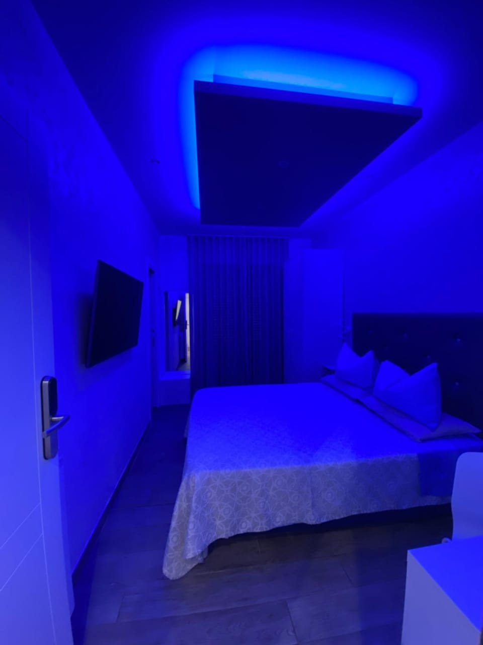 Bed, TV and multimedia, Bedroom