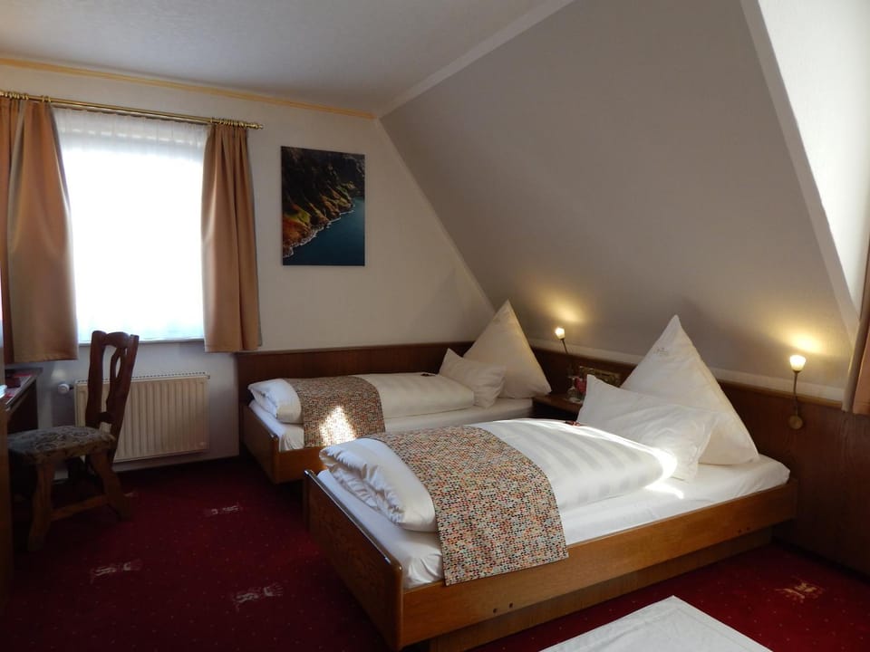Bed, Photo of the whole room, Decorative detail, On site