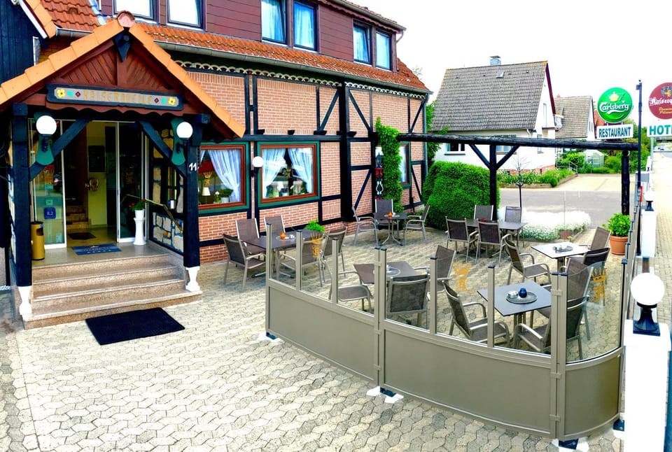 Patio, Restaurant/places to eat, Facade/entrance, Balcony/Terrace, Decorative detail, Area and facilities