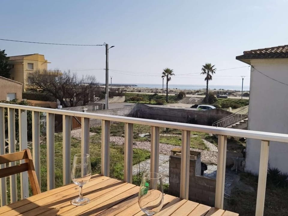 Studio moderne, proche plage et commerces, terrasse ensoleillée - FR-1-326-699 Apartment in Marseillan