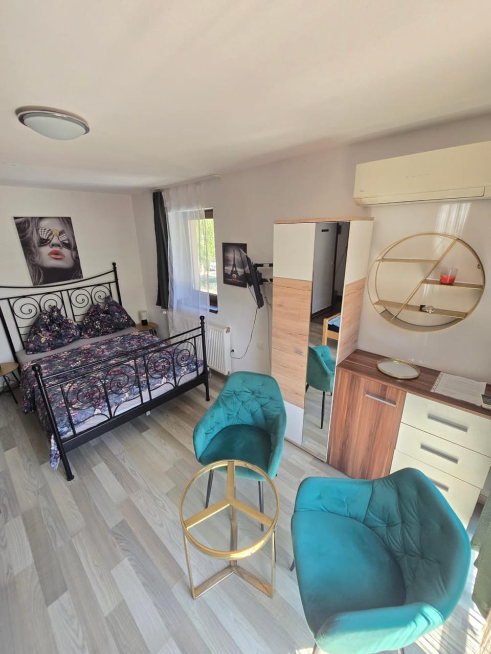 Bed, Living room