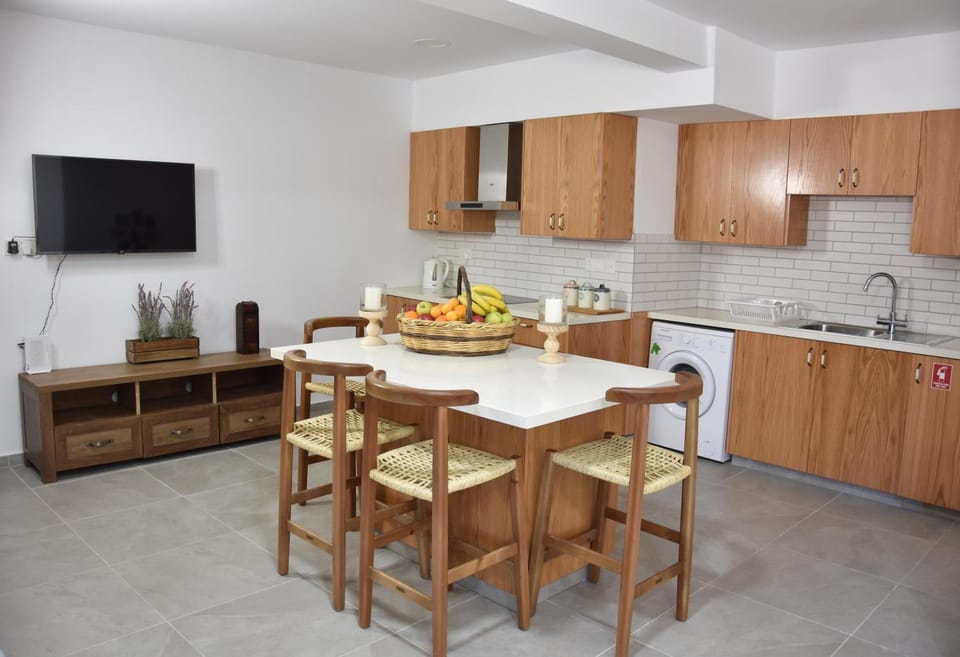 Kitchen or kitchenette, Lounge or bar, Seating area, Breakfast