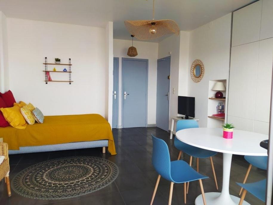 Photo of the whole room, Dining area