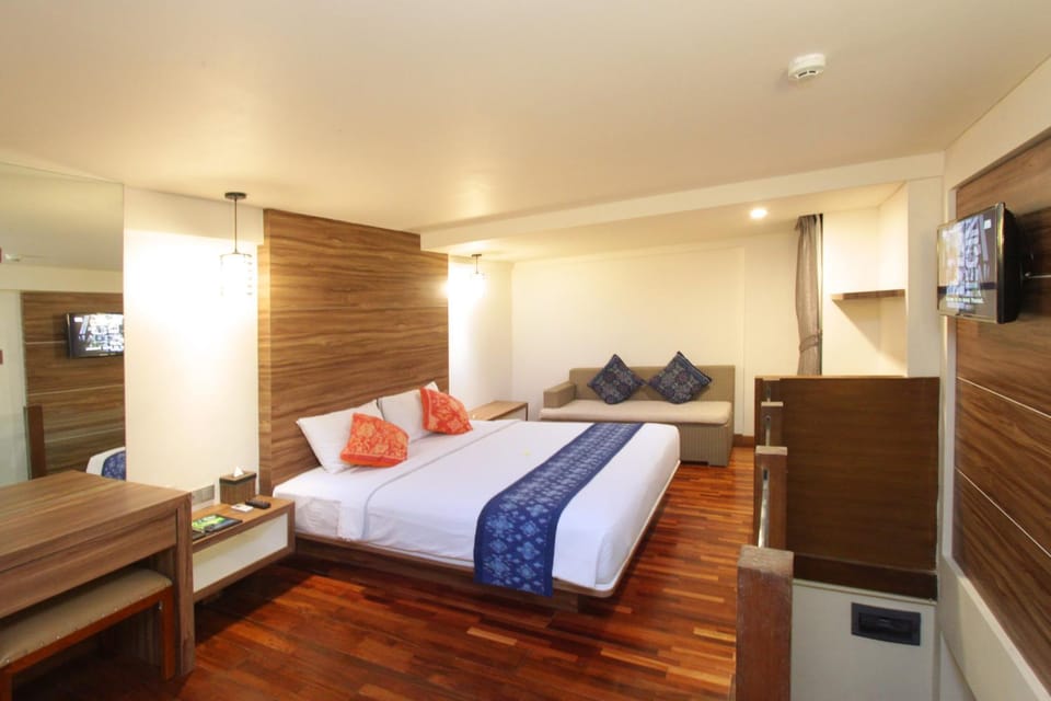Communal lounge/ TV room, Bed, TV and multimedia, Seating area, Bedroom