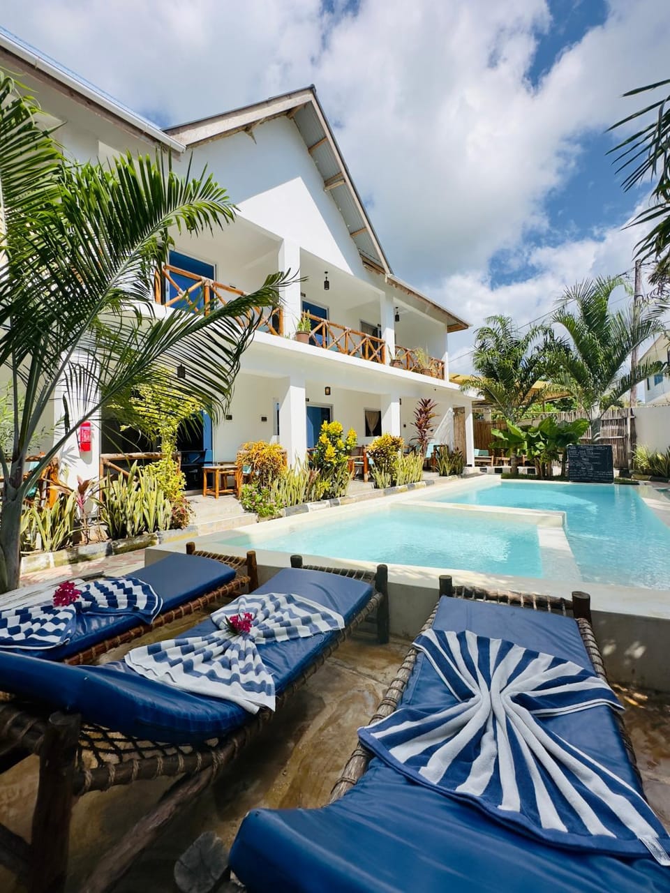 Property building, Swimming pool, sunbed