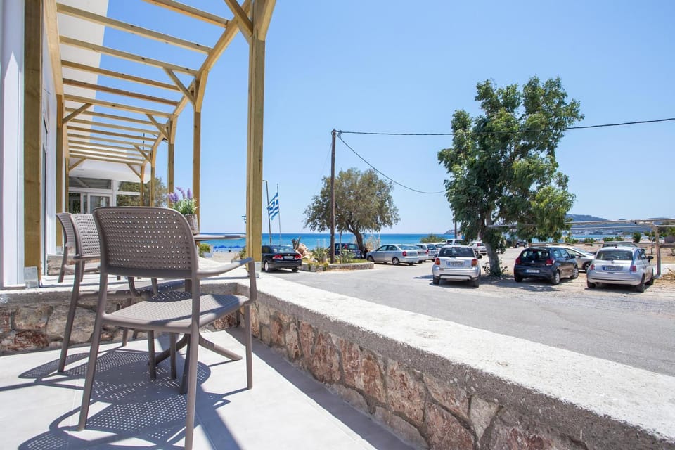 Property building, Balcony/Terrace, Parking