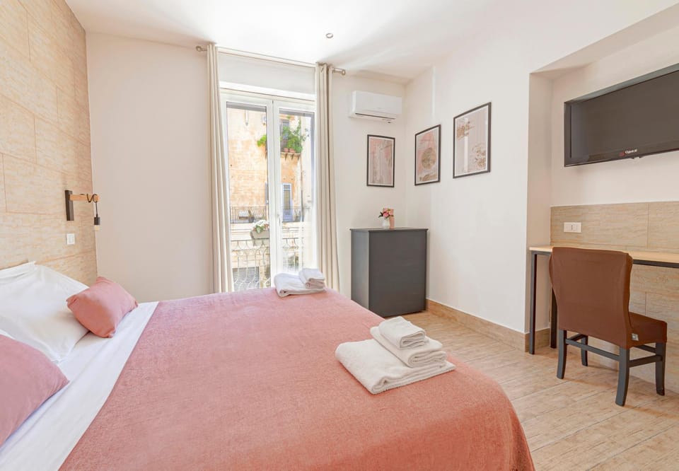 Bed, TV and multimedia, Photo of the whole room, Bedroom, towels