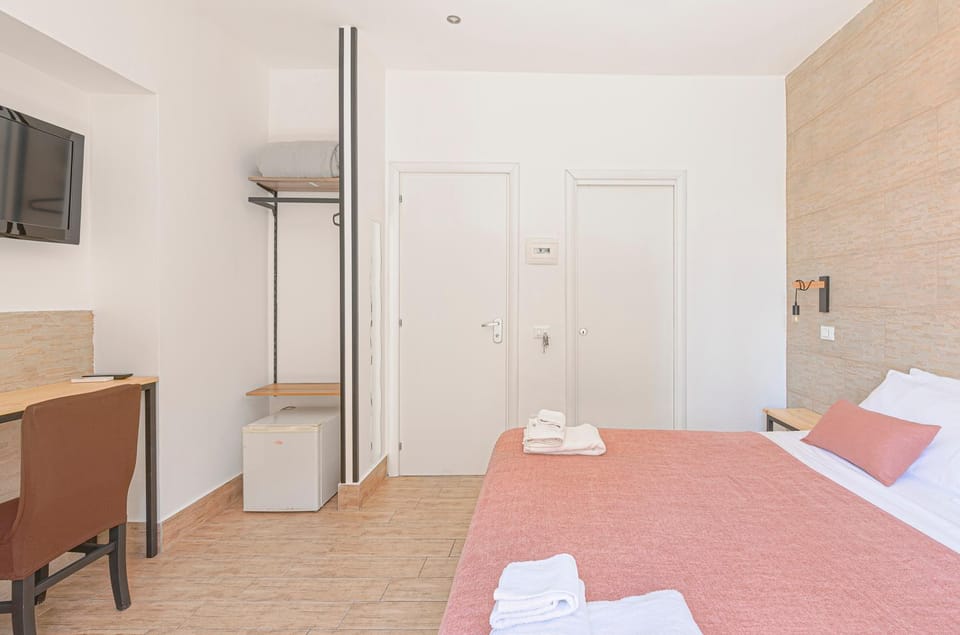 Bed, TV and multimedia, Photo of the whole room, Bedroom, towels, wardrobe, air conditioner