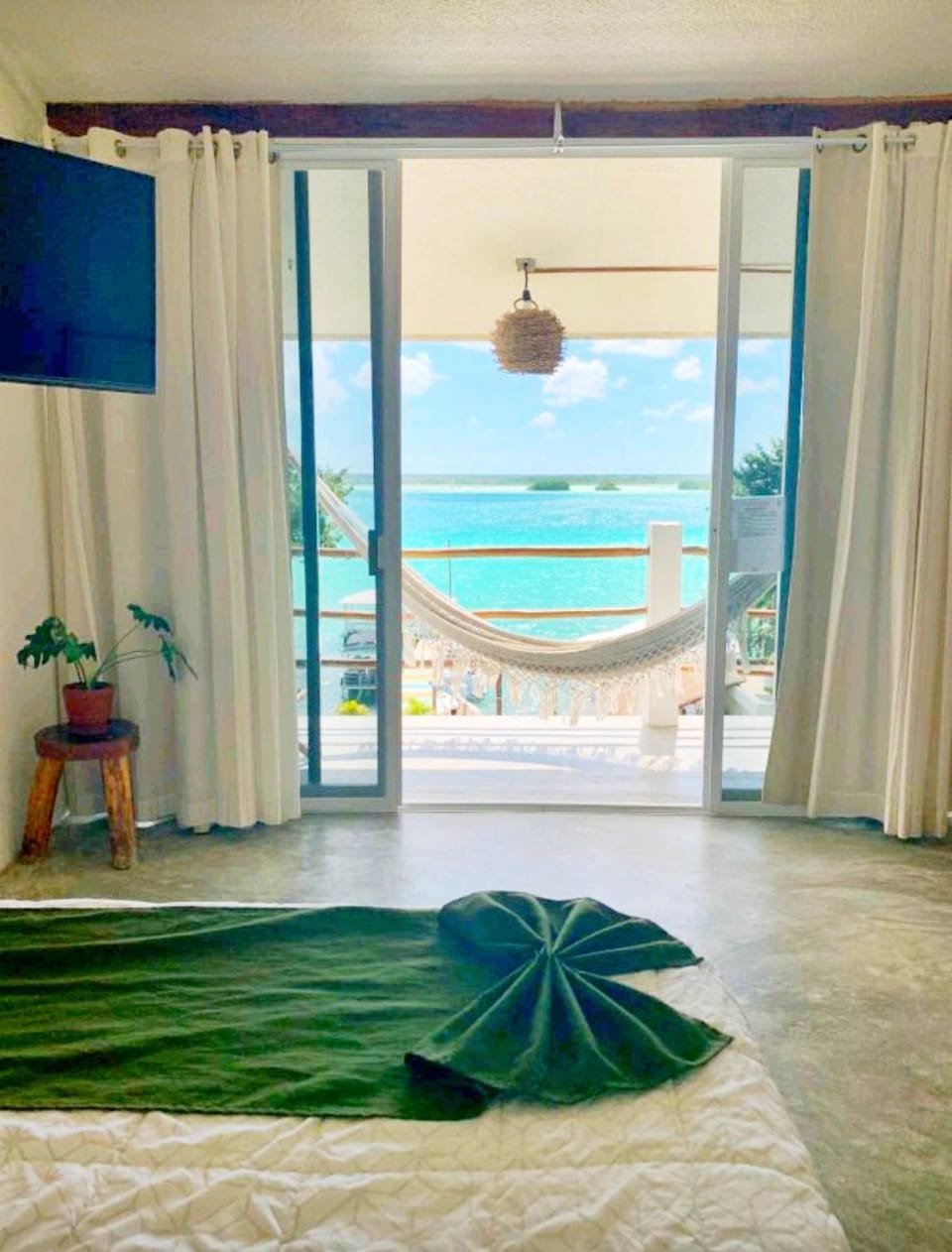 View (from property/room), Balcony/Terrace, Bedroom, Lake view