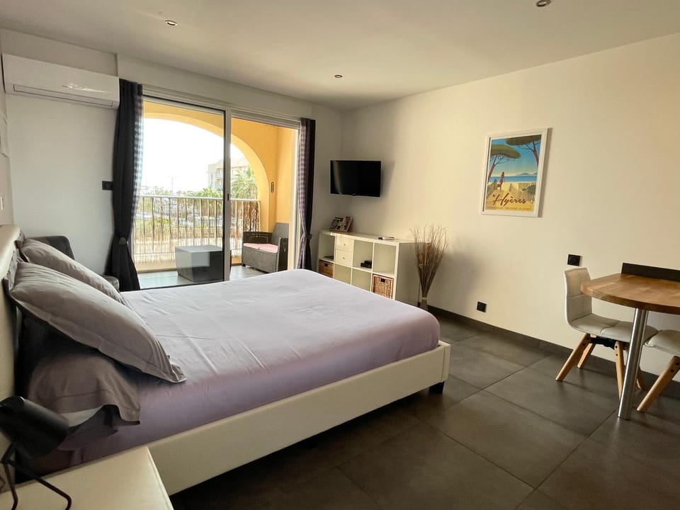 TV and multimedia, Photo of the whole room, Bedroom