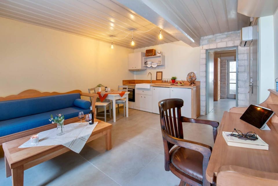 Kitchen or kitchenette, Living room, Seating area, Dining area