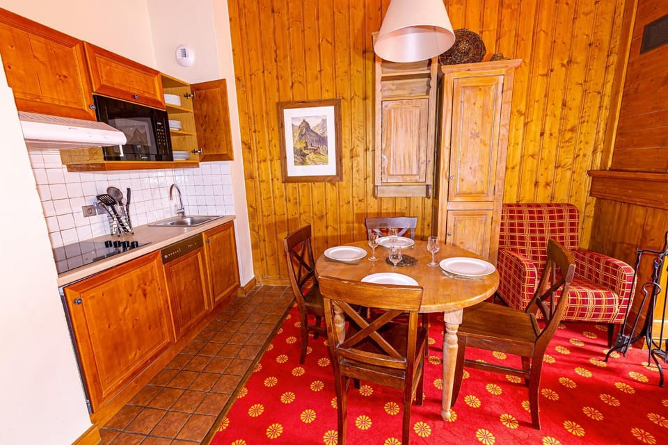Kitchen or kitchenette, Dining area