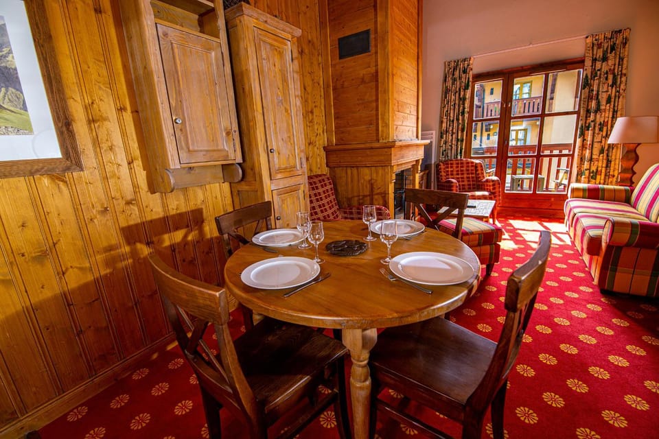 Living room, Dining area