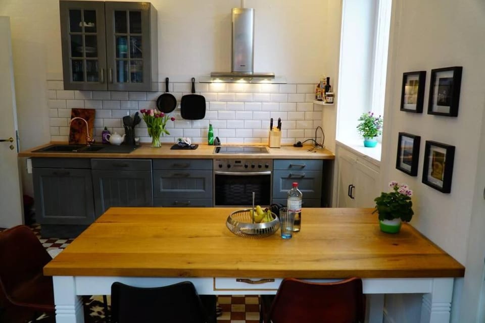 Großzügige 185m2-Altbauwohnung in Bestlage 7Zimmer-2Bäder-2Küchen-2WCs Apartment in Hamburg