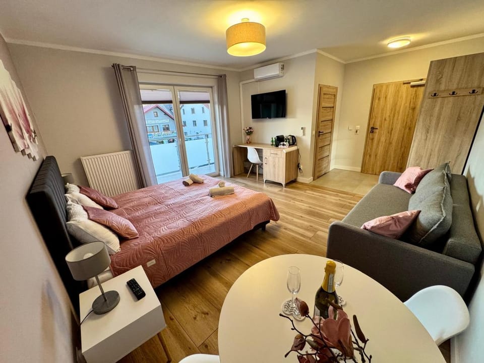 Bed, TV and multimedia, Photo of the whole room, Bedroom, wardrobe