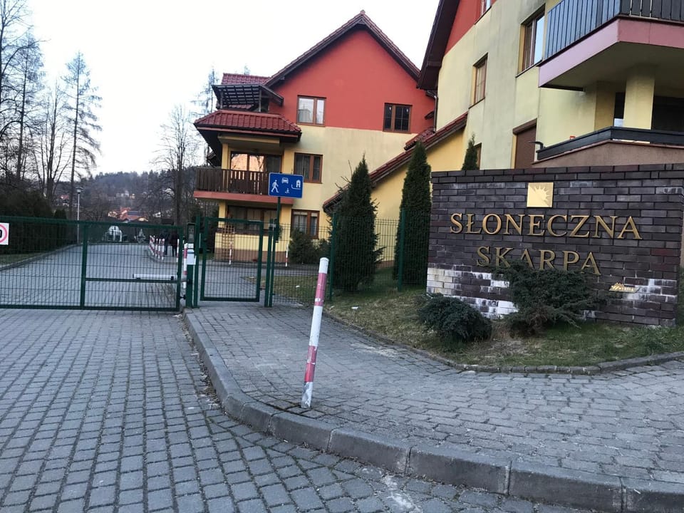 Facade/entrance, Neighbourhood