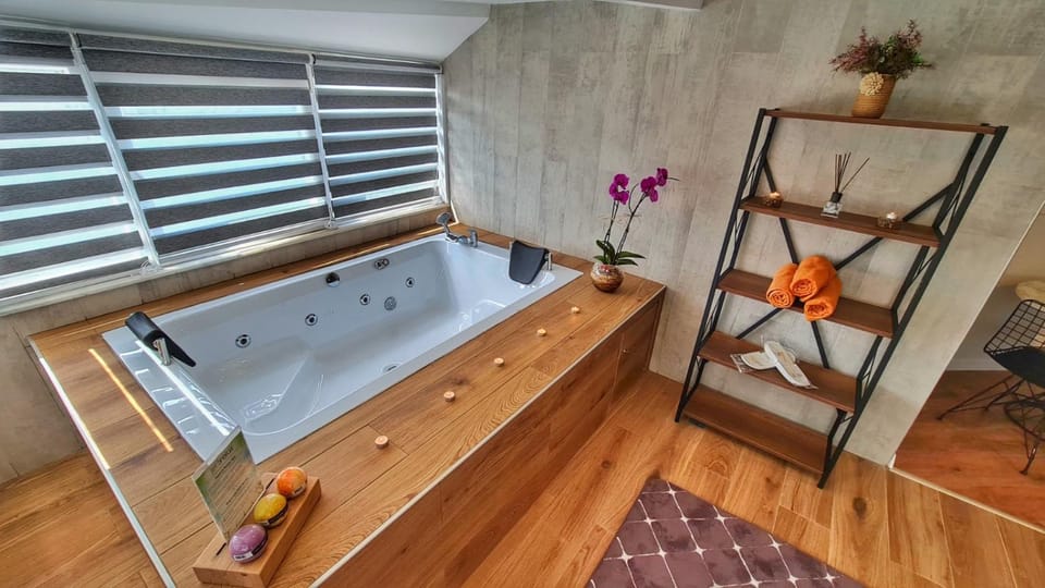 Hot Tub, Bath