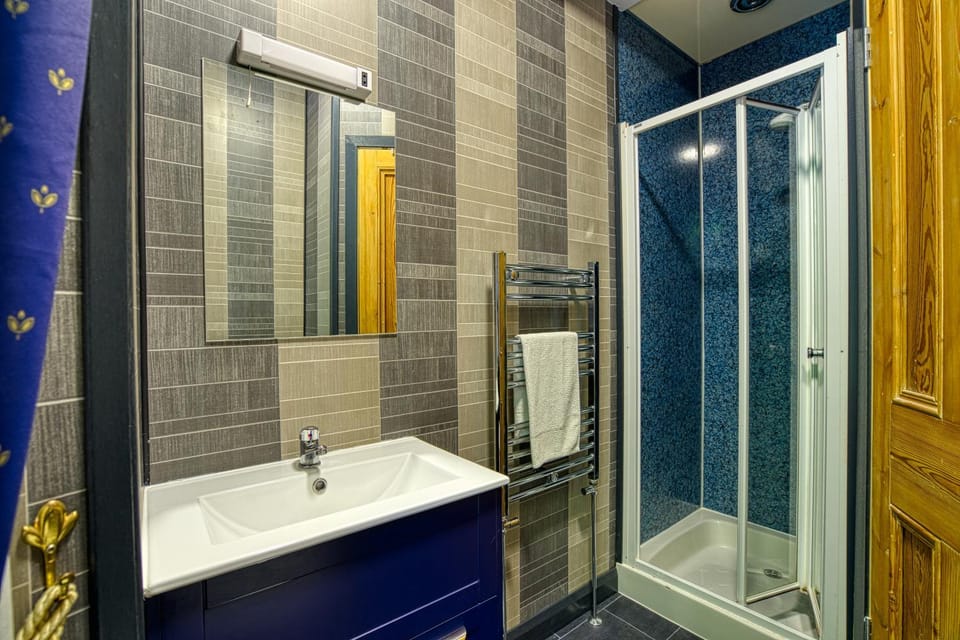 Shower, Bathroom, towels