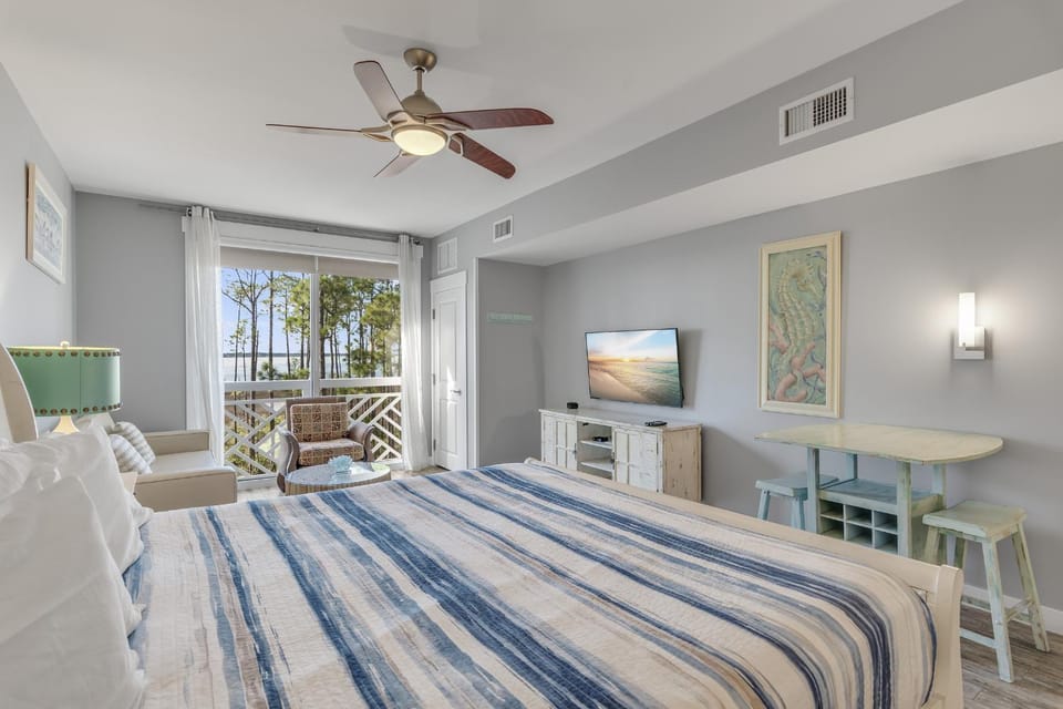 Bed, TV and multimedia, Seating area, Dining area, Sea view