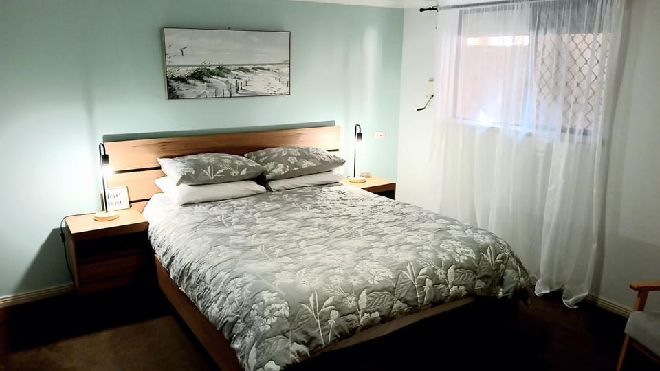 Large Apartment with sunsets, sea views, free parking, laundry, wifi and netflix Apartment in Hallett Cove