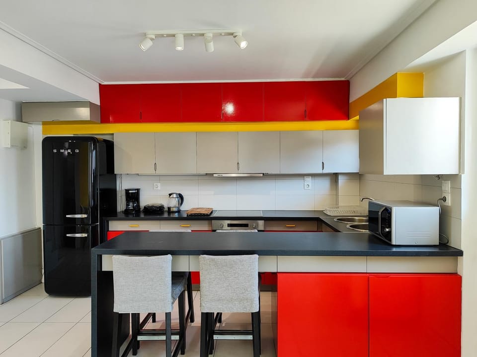Coffee/tea facilities, Kitchen or kitchenette, microwave, minibar, oven, stove