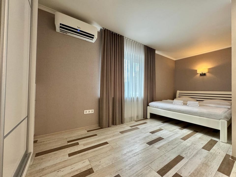 ApartPoltava СВІТЛО ЦІЛОДОБОВО Розкішна студія з КУТОВОЮ ВАННОЮ, 1-й будинок біля Корпусного парку, ПАНОРАМНИЙ балкон Apartment in Ukraine