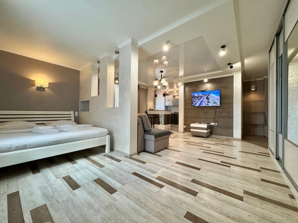 ApartPoltava СВІТЛО ЦІЛОДОБОВО Розкішна студія з КУТОВОЮ ВАННОЮ, 1-й будинок біля Корпусного парку, ПАНОРАМНИЙ балкон Apartment in Ukraine