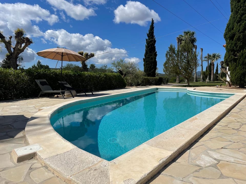 Villa Linda, ruime privé-villa met zwembad met prachtige tuin Villa in Ibiza