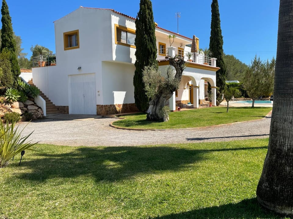 Villa Linda, ruime privé-villa met zwembad met prachtige tuin Villa in Ibiza