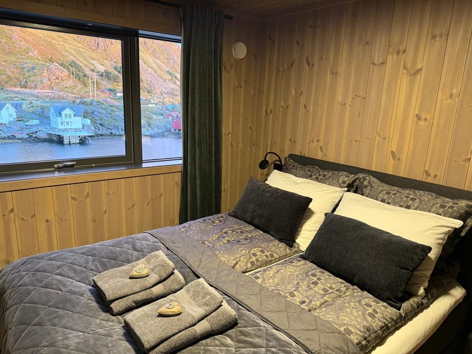 Bedroom, towels