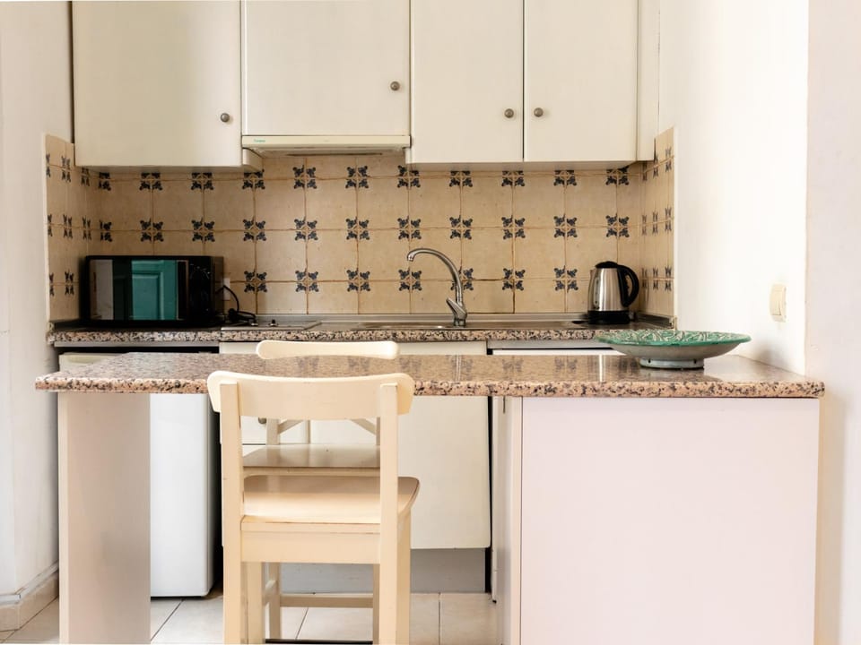 Kitchen or kitchenette, Dining area, microwave