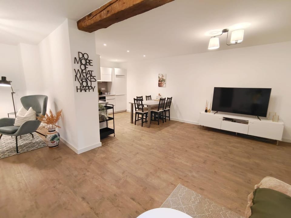 TV and multimedia, Living room, Evening entertainment