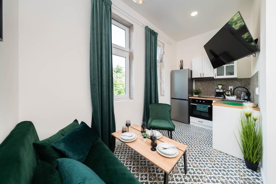 TV and multimedia, Coffee/tea facilities, Kitchen or kitchenette, Living room, Seating area, Dining area, oven, stove
