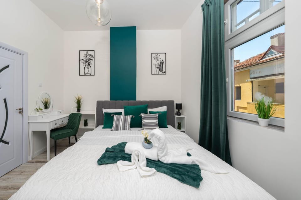 Bed, Photo of the whole room, Bedroom, towels